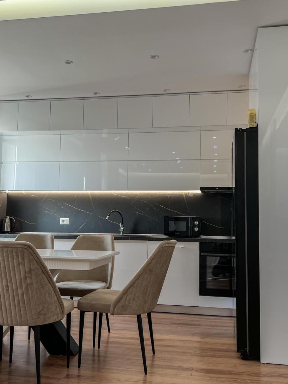 Lux Apartment At Arlis Tirana Exterior foto