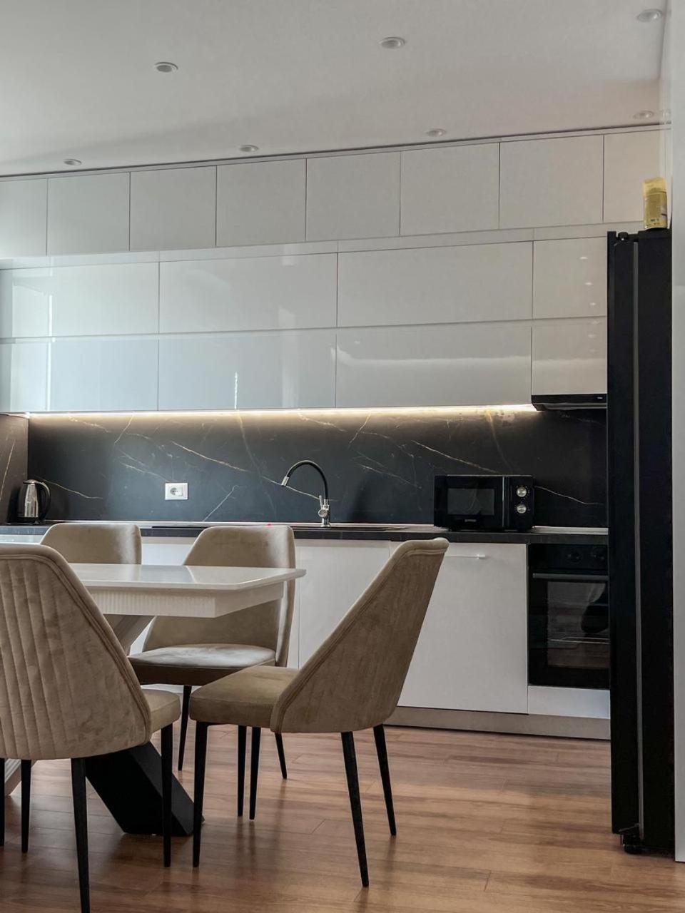 Lux Apartment At Arlis Tirana Exterior foto