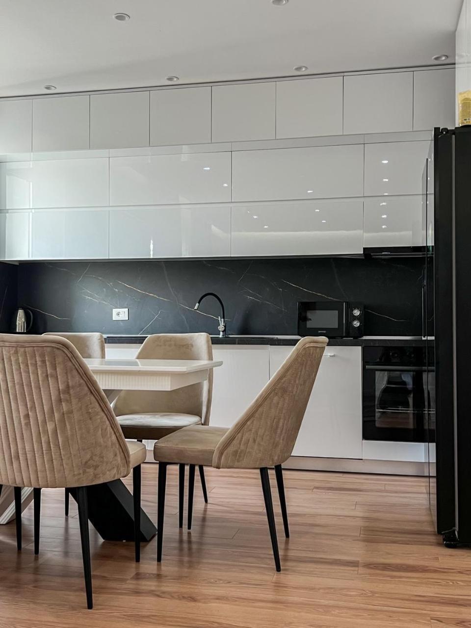 Lux Apartment At Arlis Tirana Exterior foto